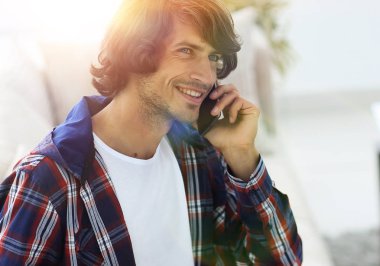 güzel bir fincan adamla bir dizüstü bilgisayar önünde oturur.