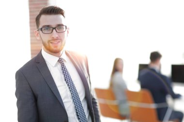 Ofisin arka planında başarılı bir işadamı