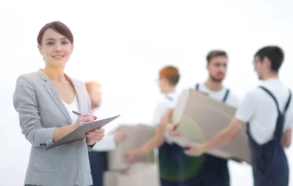 Managerin hält Klemmbrett mit Mover auf verschwommenem Hintergrund — Stockfoto