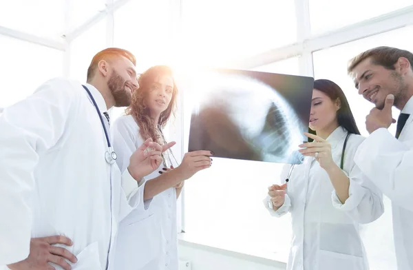 Gezondheidswerkers, patiënten x-ray film kijken — Stockfoto