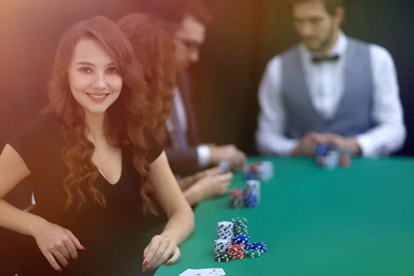 Mujer de negocios moderna sentada en la mesa de dados en un casino . — Foto de Stock