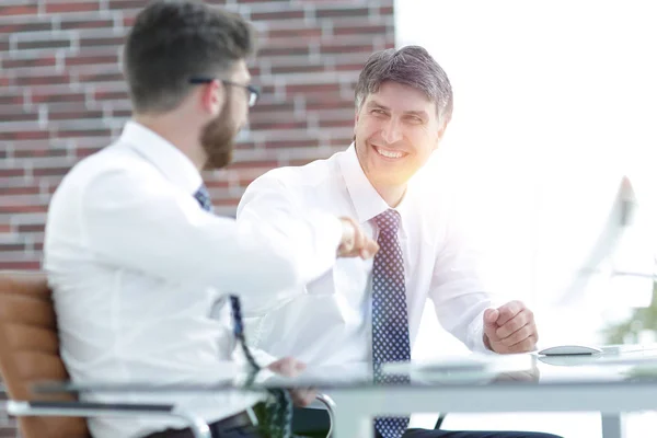 Colleagues shake hands as a sign of success — Stock Photo, Image