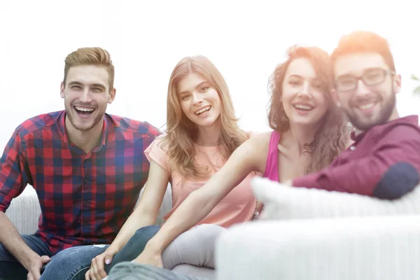 Grupp av glada vänner sitter på soffa — Stockfoto