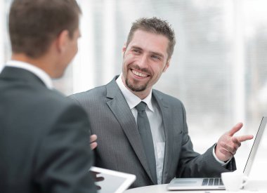 closeup.business ortakları iş sorunları tartışıyor