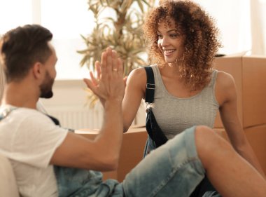 mutlu çift birbirlerine beş yeni bir ev ile kabuk