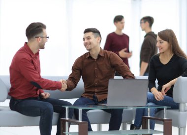 yaratıcı iş ekibi bir müşteri ile çalışıyor