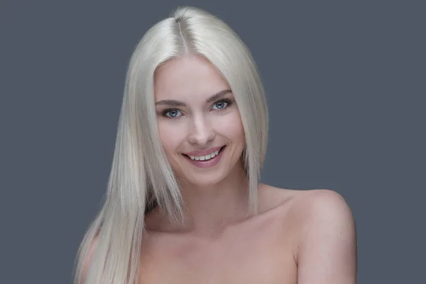 Gesicht einer gepflegten modernen jungen Frau mit ordentlichem Make-up — Stockfoto