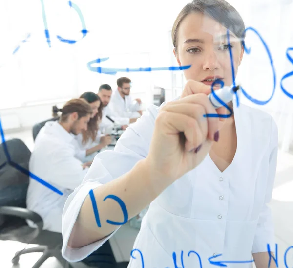 Voir à travers le Conseil transparent. femme scientifique fait un rapport à ses collègues — Photo