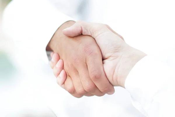 Zbliżenie uścisku dłoni między przedsiębiorstwami. — Zdjęcie stockowe