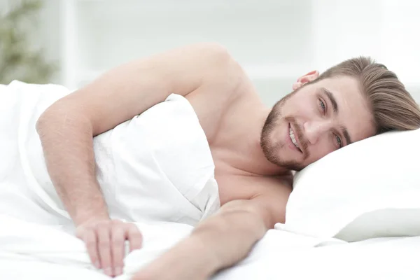 Hombre feliz, quedarse dormido en una cama cómoda —  Fotos de Stock