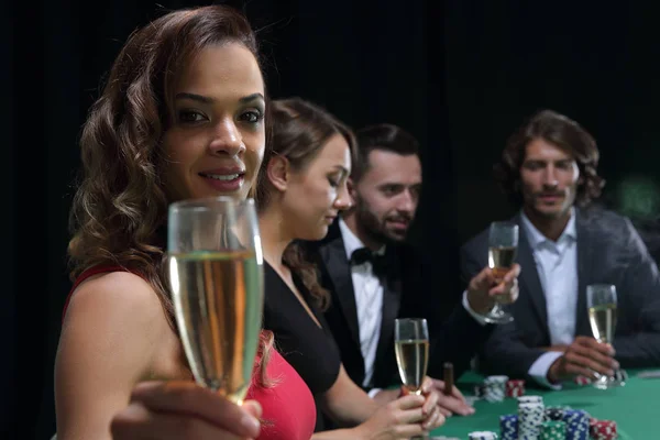 Fille boire un cocktail dans le casino — Photo