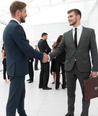 titreyen eller iş arkadaşları ofisinin lobisinde.