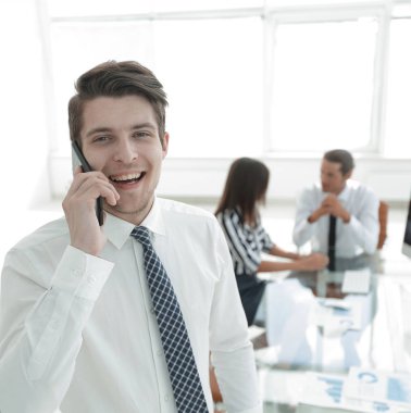 İş adamı cep telefonuyla konuşuyor..