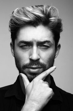 Dalgın bir adam portresi siyah ve beyaz