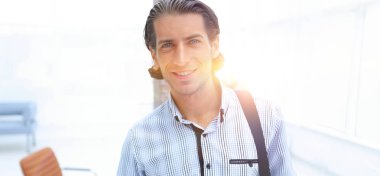 Genç işçi ile bir dizüstü bilgisayar çantası