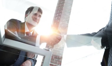 Karşılıklı iş ortakları tebrik aşağıdan görüntülemek