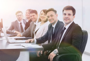 Proje Yöneticisi ve masada oturan profesyonel iş takım
