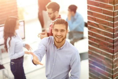 Parlak modern ofis içinde mutlu genç iş adamı portresi