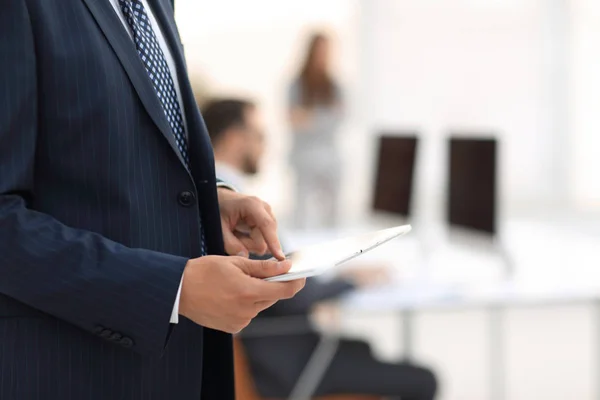 Closeup.businessman trabajando en el ordenador tableta — Foto de Stock