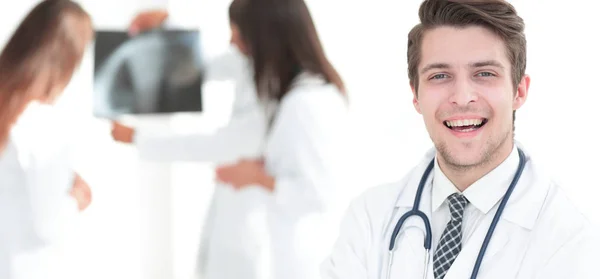 Jeune médecin sur fond de collègues — Photo