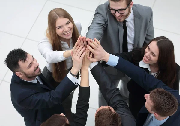 Een close-up. vreugdevol business team met gevouwen handen bij elkaar — Stockfoto