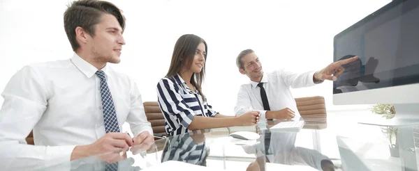 Equipo de negocios discutiendo estadísticas de ventas — Foto de Stock