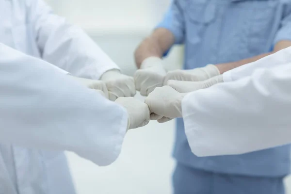Medici e infermieri coordinano le mani . — Foto Stock