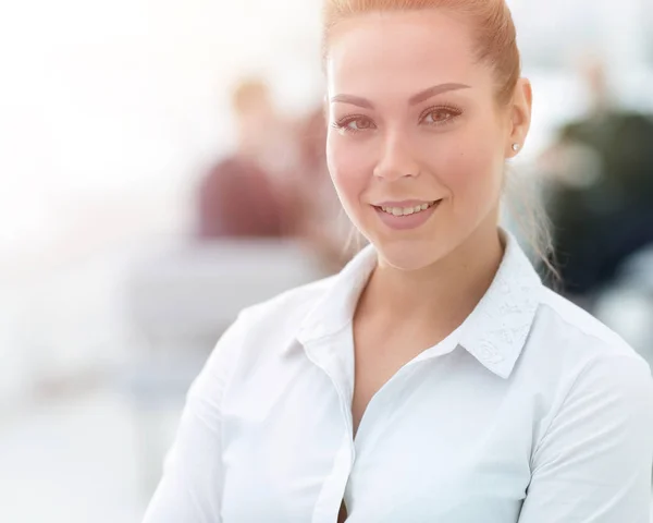 Närbild porträtt av framgångsrik affärskvinna på suddig bakgrund office — Stockfoto