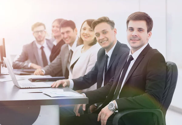 Gerente de projeto e equipe profissional de negócios sentados na mesa — Fotografia de Stock