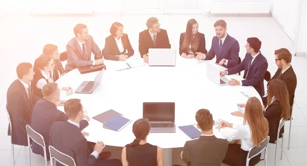 Rencontrer des partenaires d'affaires dans la salle de conférence . — Photo