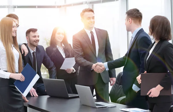 Parceiros de negócios handshake em uma reunião no escritório — Fotografia de Stock