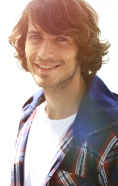 portre. şık bir ekose gömlekli adam. yakın çekim.