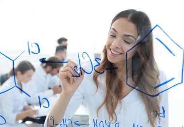 gülümseyen kadın Yardımcısı tahtada bir giriş yapar.