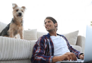 yakışıklı adam kanepede yakın katta oturan çay içiyor