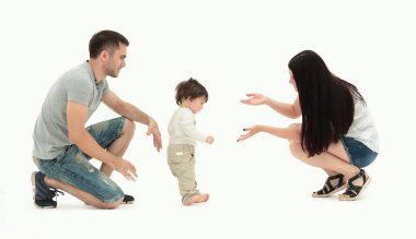 Bir çocuk yürümeyi öğretiyor mutlu bir aile portresi