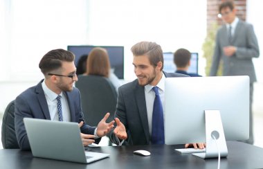 İşadamı proje fikri bir meslektaşım açıklar.