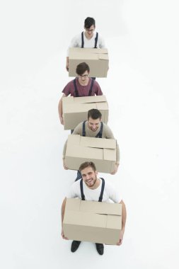 Kutuları üst üste beyaz izole, ayakta tutan genç Nakliyeciler 