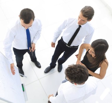 arka plan resmi bir iş takımının yeni fikirler tartışıyor.