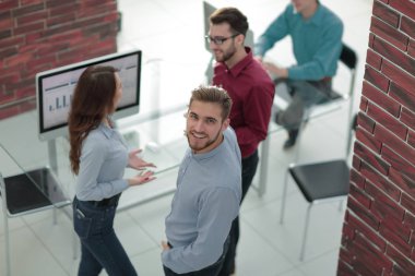 Yaratıcı iş adamları genç adamın açıklamalarını dinliyor..