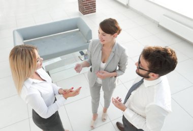 ofiste savunarak top.business ekibinden görüntülemek.
