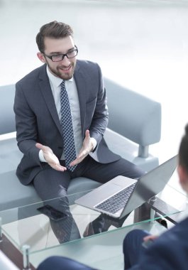 Ofiste iki yakışıklı işadamı var.