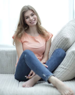 mutlu genç çift fotoğraf fotoğraflar üzerinde oturan kameranın denetler. 