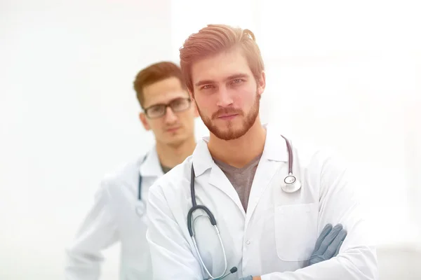 Fechar. médico confiante no fundo de um colega — Fotografia de Stock