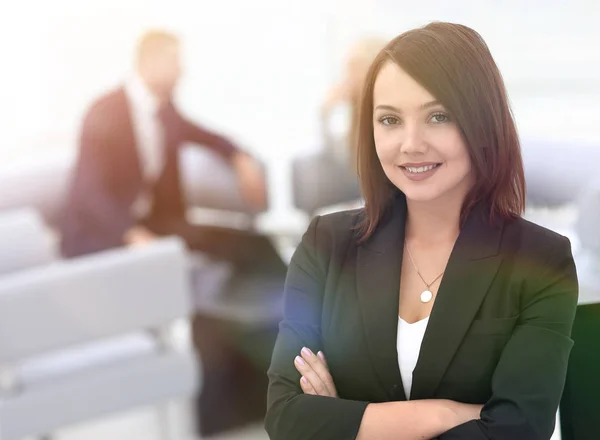 Portrait de femmes d'affaires confiantes sur fond flou bureau — Photo