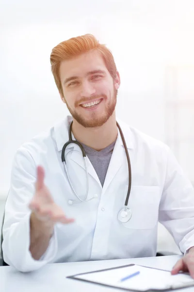 Όμορφος ιατρός στο λευκό παλτό είναι προσφέρει το χέρι του — Φωτογραφία Αρχείου