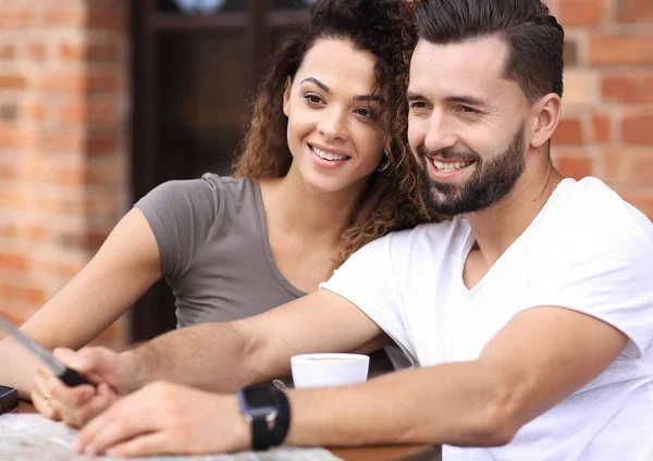 Ungt par söker ett foto av sig själva på ett café — Stockfoto