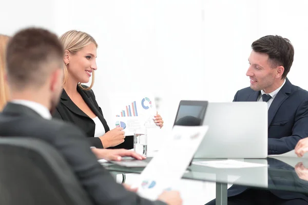 Equipo empresarial discutiendo un nuevo proyecto financiero — Foto de Stock