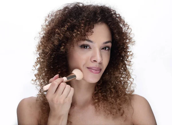 Mulher bonita com uma escova de maquilhagem . — Fotografia de Stock