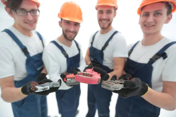 Immagine di un gruppo di costruttori con chiavi a gas — Foto Stock