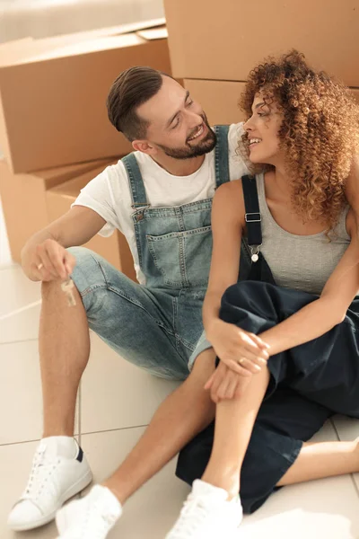 Recém-casados falando enquanto sentados perto de caixas de papelão — Fotografia de Stock